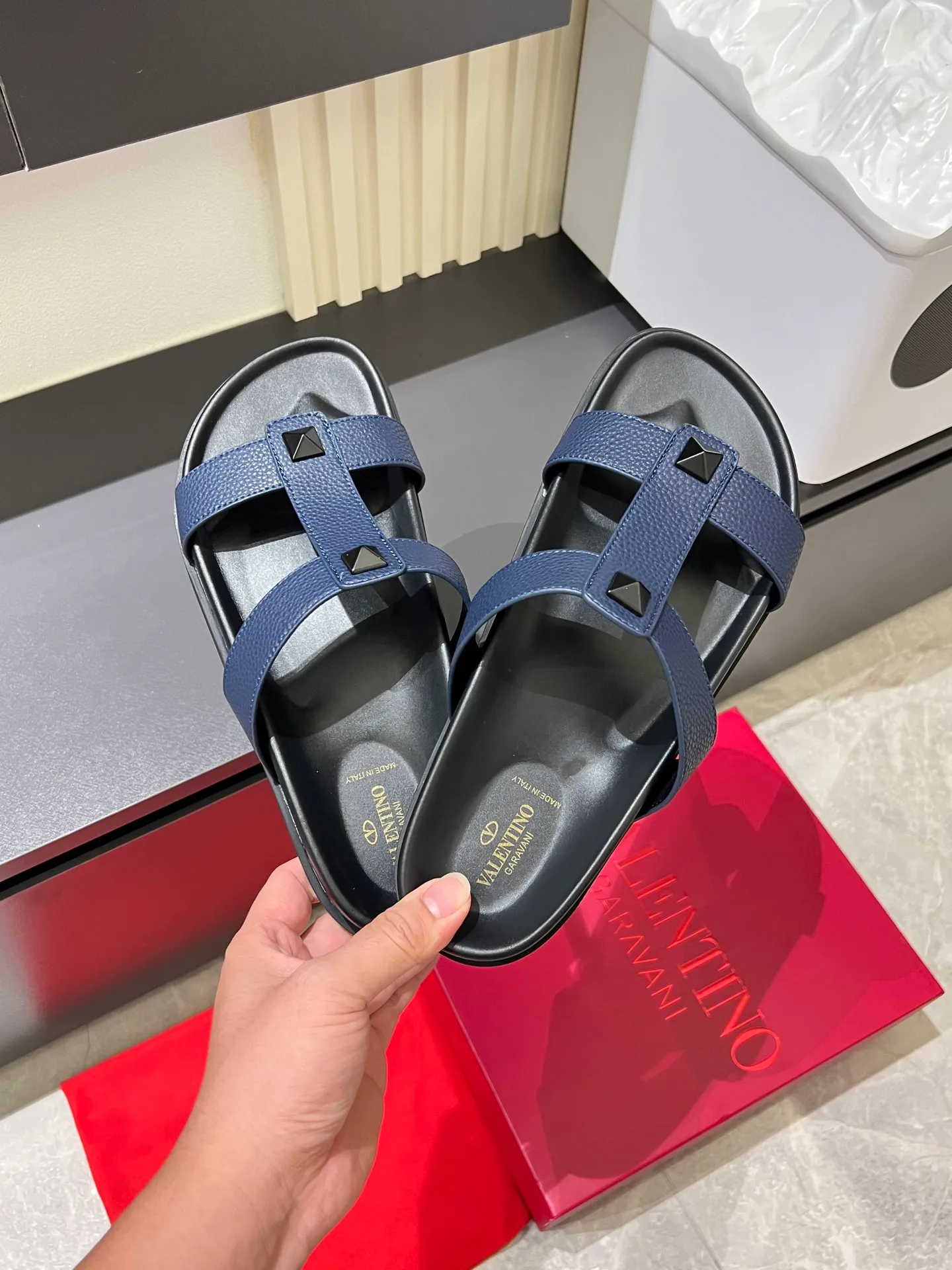 Men's shoes 💰p300 VALENTINO Men's 🧍‍♂️ Spring and summer new style metal logo flat slippers, elegant sandals, the same style worn by celebrities, original molding, imported calfskin. Rubber outsole. Soft and durable, full set of counter packaging size: 39-44 (.45.46 customized)